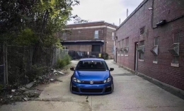 Emprós Profulaktíras katállhlos gia VW Golf VI 6 (2008-2013) R20 Look with Fanária Emprós 3D LED Proboleís Hméras (DRL) Schédio U LED Flow Turning Light Red Stripe GTI-image-6021191